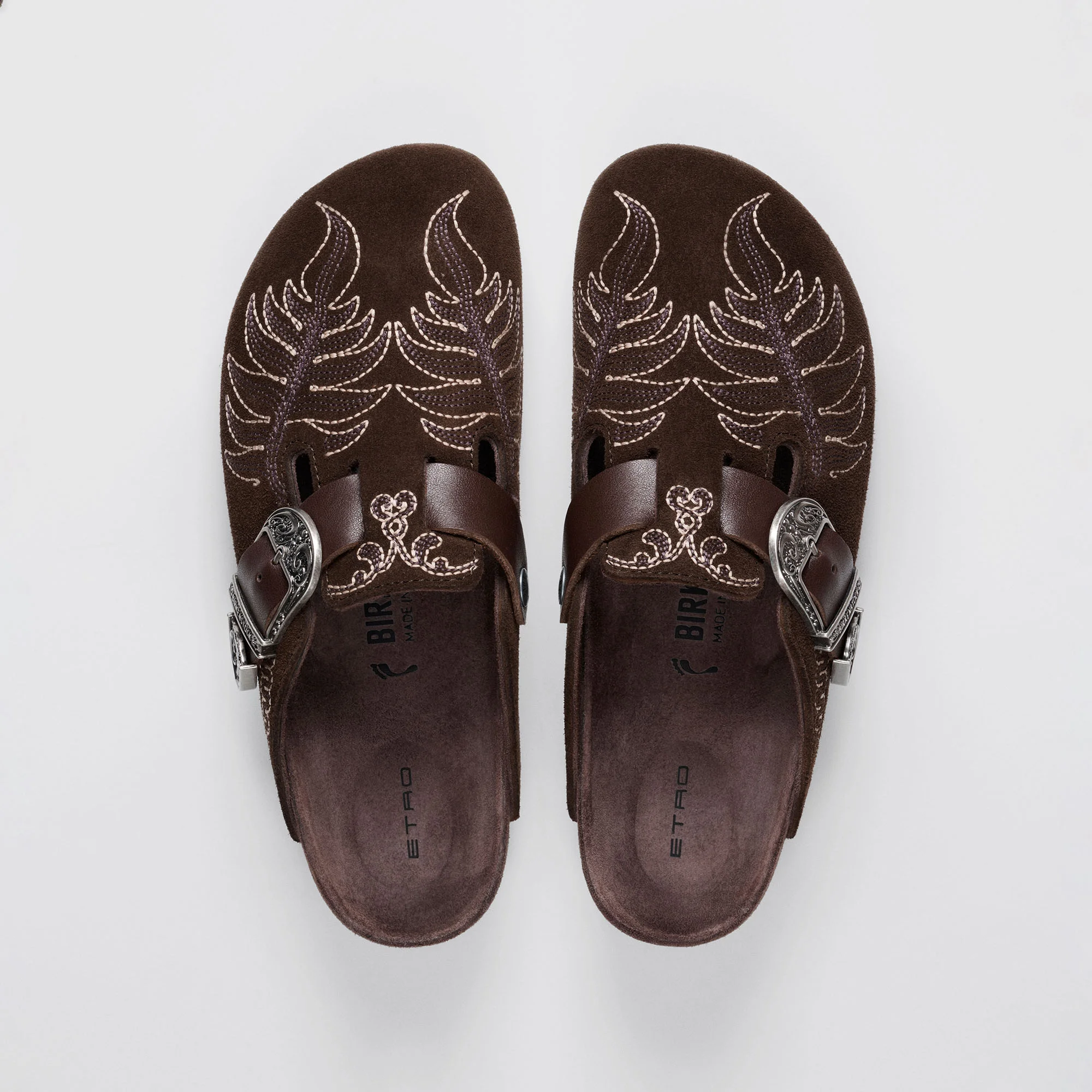 Par de tamancos Birkenstock by Etro Boston em camurça castanha chocolate com bordados e fivela metálica vistos de cima