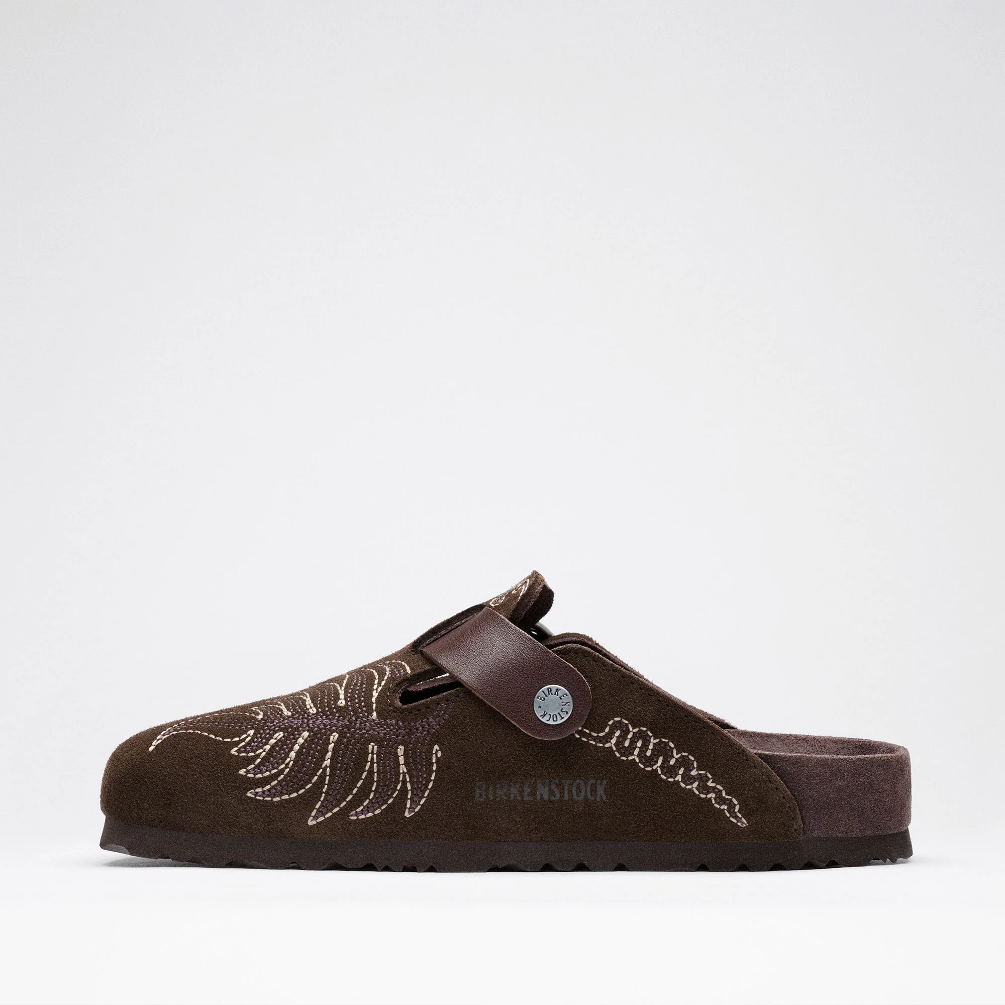 Tamanco Birkenstock by ETRO modelo Boston em camurça castanha escura com bordados em forma de folha e tira de pele com fivela metálica