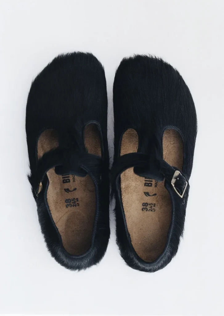 Sapatos Birkenstock pretos com pelo, vista de cima.