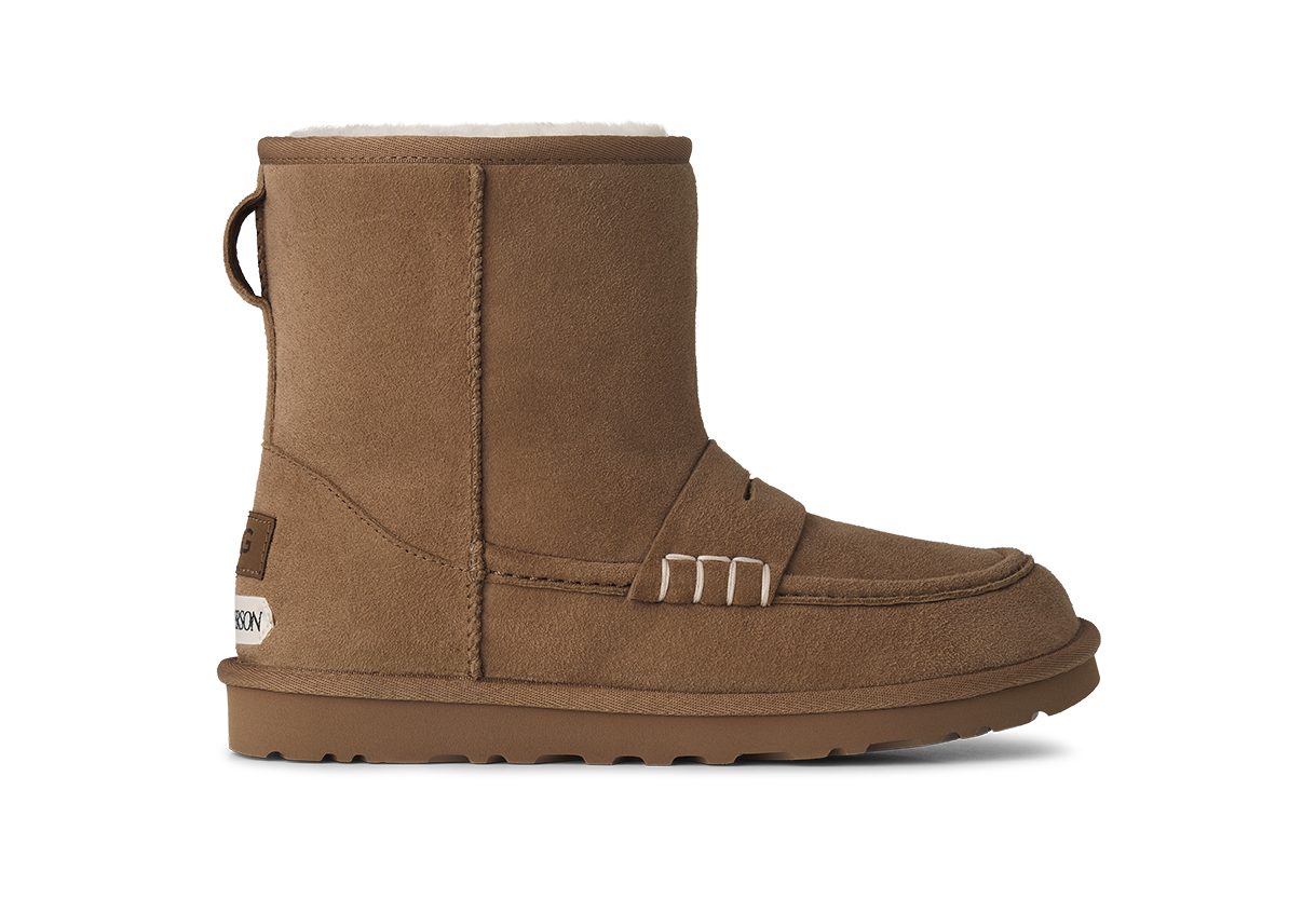 Bota UGG JW Anderson Loafer Boot em camurça castanha com detalhe frontal de sapato de vela, costuras brancas e sola de borracha aderente