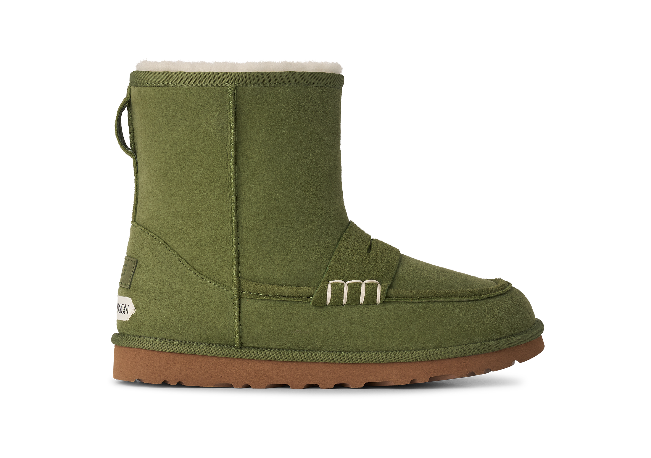 Bota UGG JW Anderson de cano subido em camurça verde caqui com sola de borracha castanha, detalhe frontal de costura estilo loafer e forro interior em pelo.