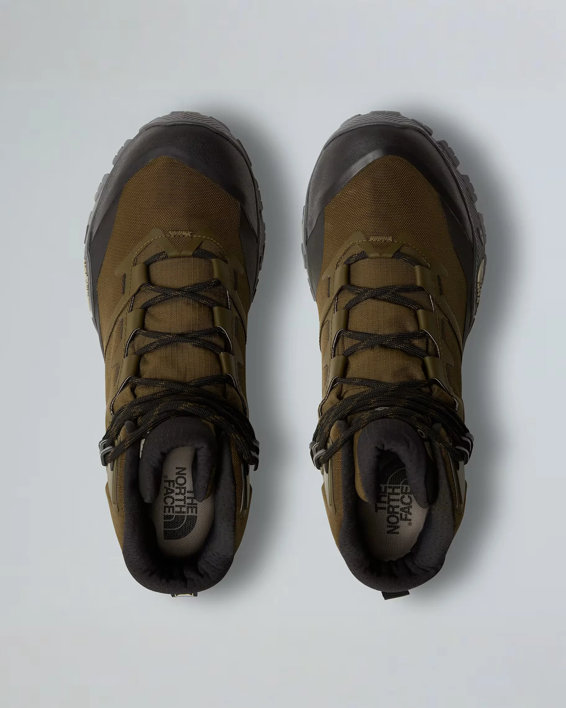 Par de botas de inverno para homem the north face offtrail em tons de verde e preto, com atacadores escuros, vistas de cima.