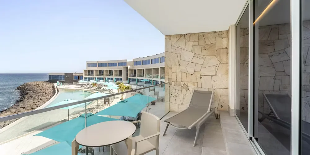 Fachada exterior moderna e piscina do Hotel Barceló Praia Cape Verde com vista para o mar na zona da Prainha na cidade da Praia em Santiago.