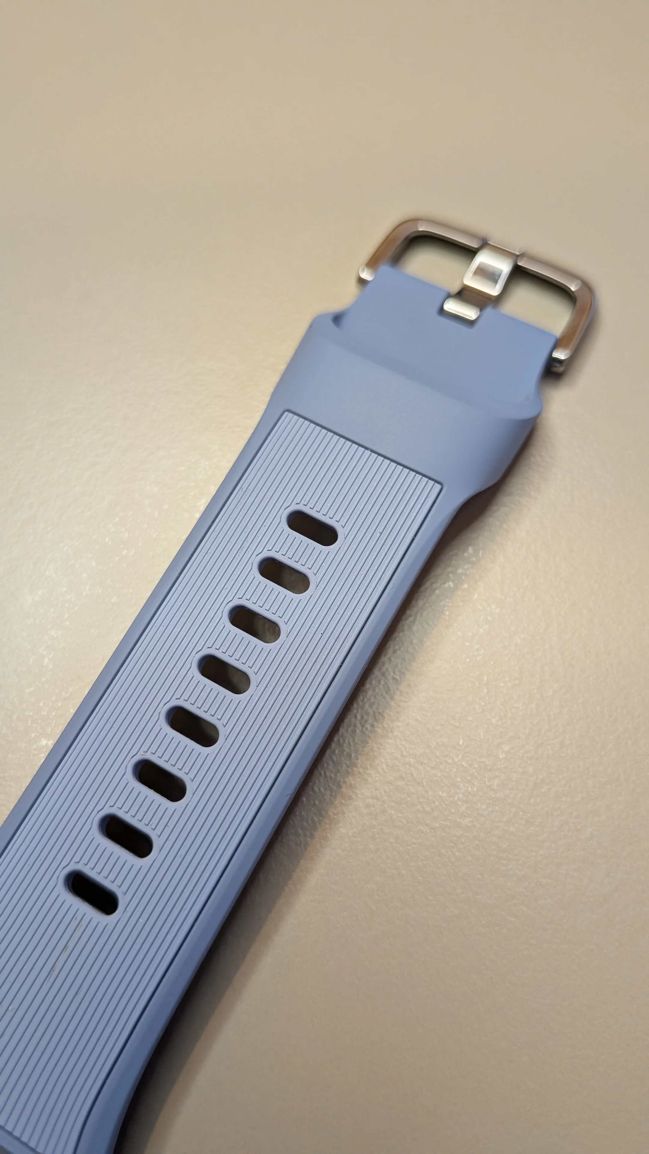 Bracelete em silicone azul claro do Huawei Watch 6 com fivela prateada e orifícios de ajuste