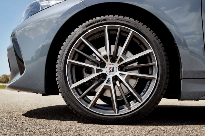 Pneu Bridgestone Turanza em carro cinzento.
