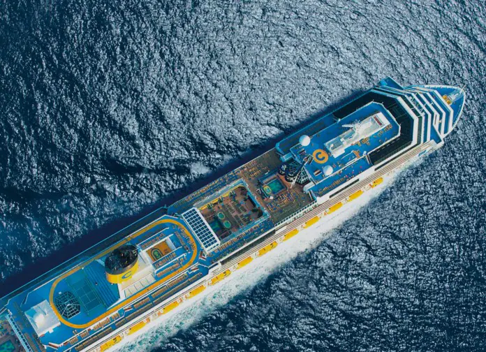 Navio de cruzeiro navegando no oceano azul