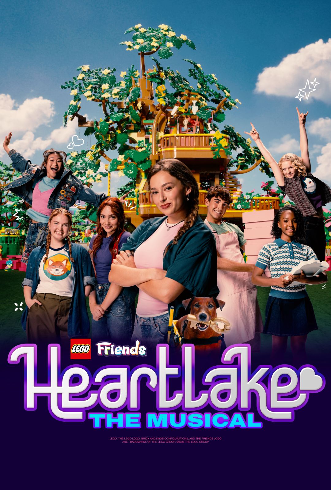 Sete jovens atores e um cão posam em frente a uma casa na árvore de peças no cartaz do filme live action LEGO Friends.