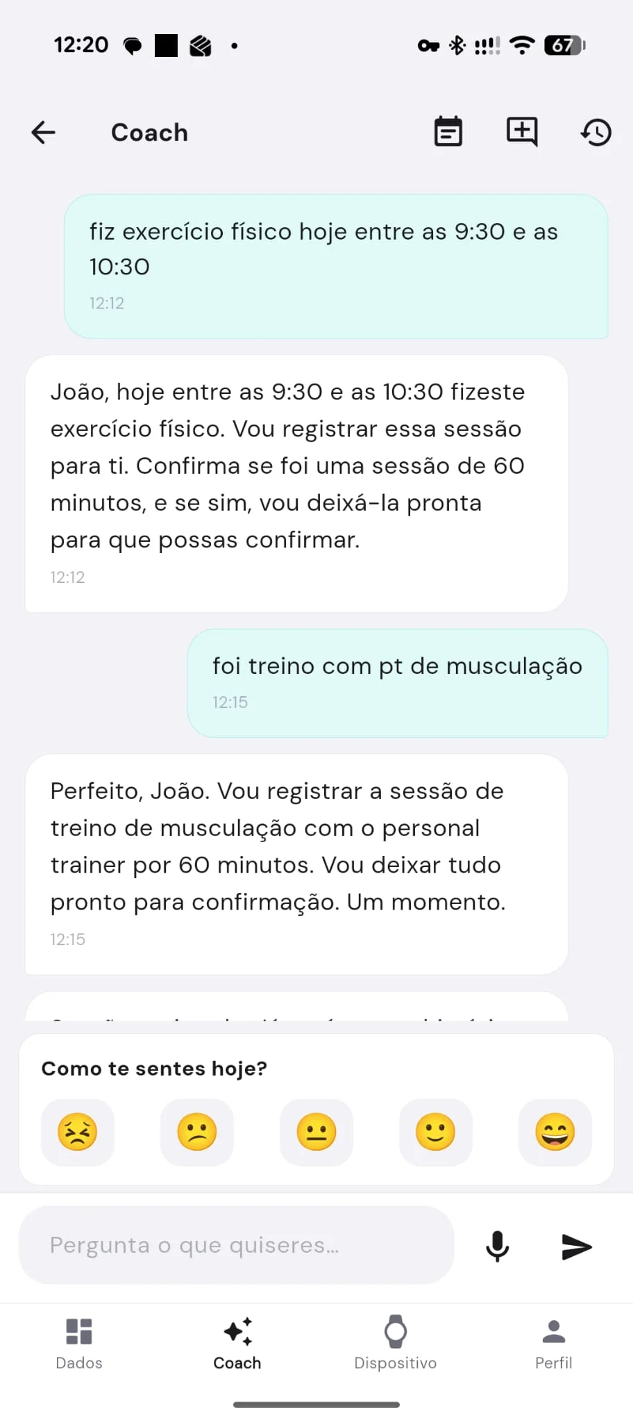 Interface da aplicação DuckDik Sense mostrando o chat de inteligência artificial a registar um treino de musculação.