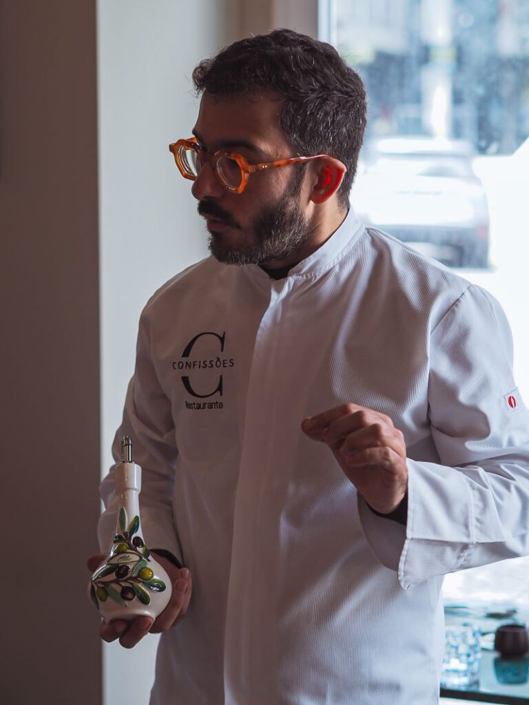 Chef segurando garrafa decorativa de azeite.