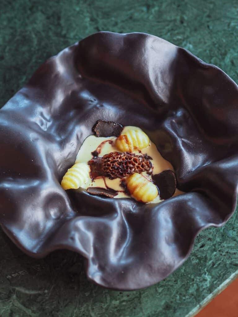 Prato gourmet com gnocchi e molho cremoso.