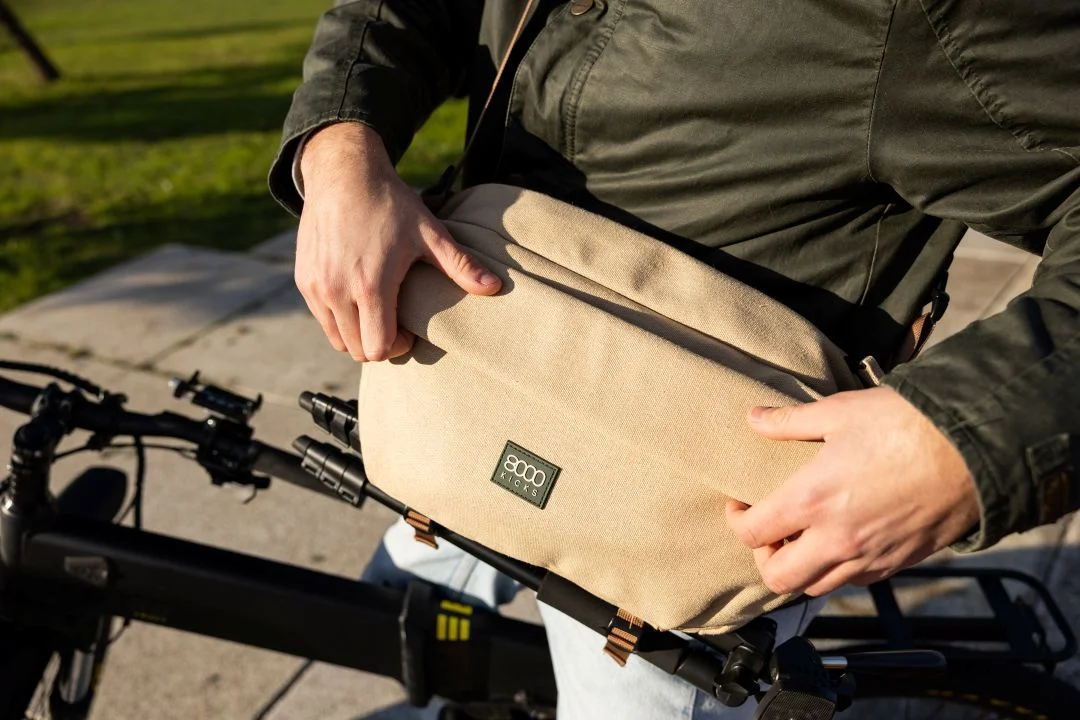 Homem com bicicleta e mala tiracolo 8000Kicks.