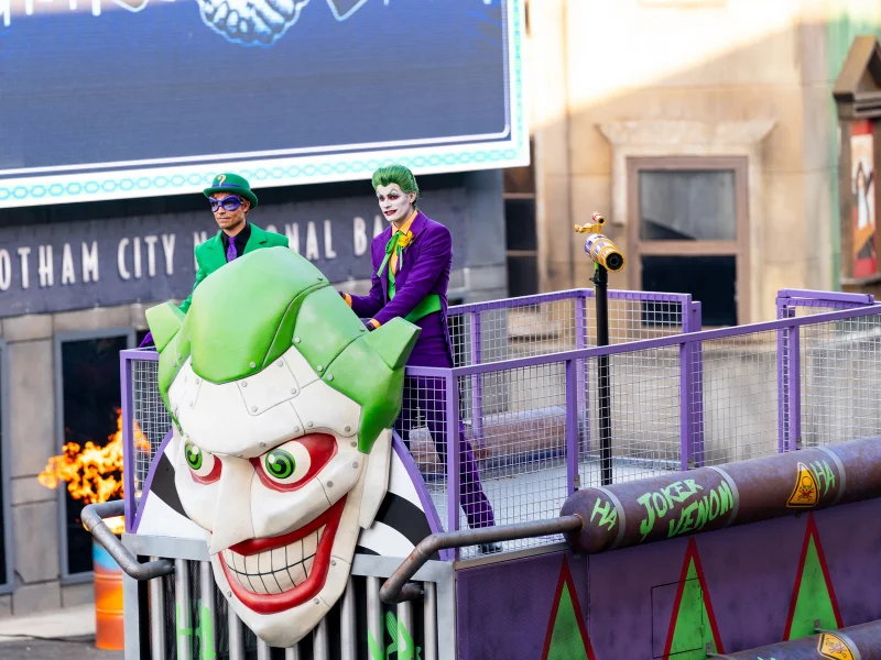 O Joker e o Charada num veículo temático em Gotham City.