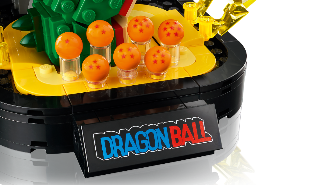 Base de exposição do set LEGO Dragon Ball com as sete esferas do dragão laranjas sobre suportes transparentes e uma placa frontal com o logótipo Dragon Ball.