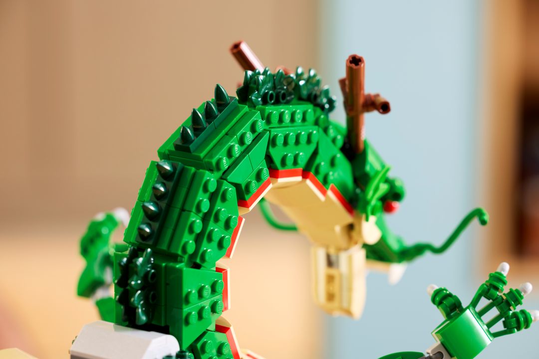 Detalhe aproximado das peças verdes e espinhos que formam o corpo do set LEGO dragão Shenron