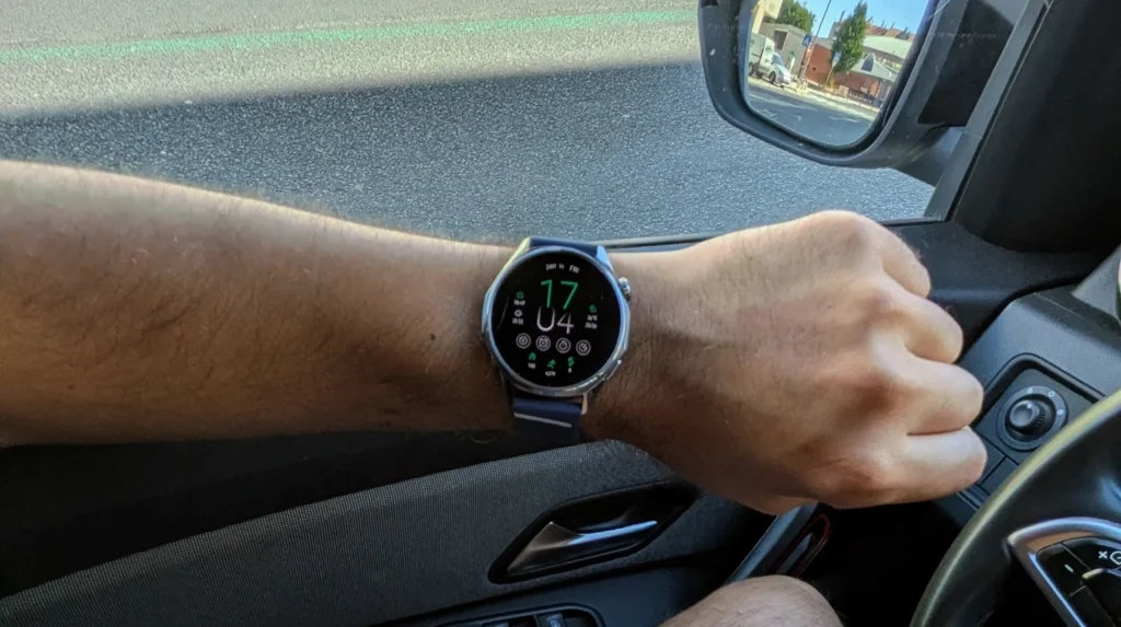 Smartwatch digital no pulso de um condutor num automóvel
