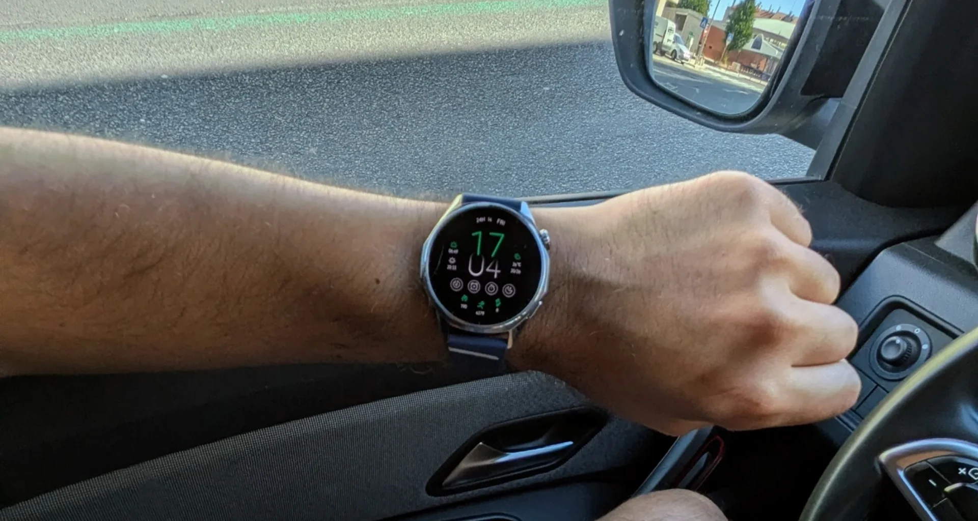 Smartwatch digital no pulso de um condutor num automóvel