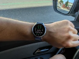 Smartwatch digital no pulso de um condutor num automóvel