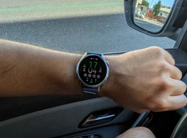 Smartwatch digital no pulso de um condutor num automóvel