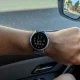 Smartwatch digital no pulso de um condutor num automóvel