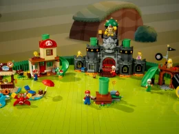 Conjunto LEGO Super Mario completo com castelo e personagens diversos.