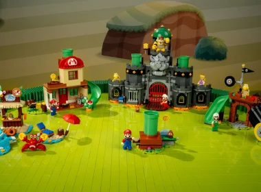 Conjunto LEGO Super Mario completo com castelo e personagens diversos.