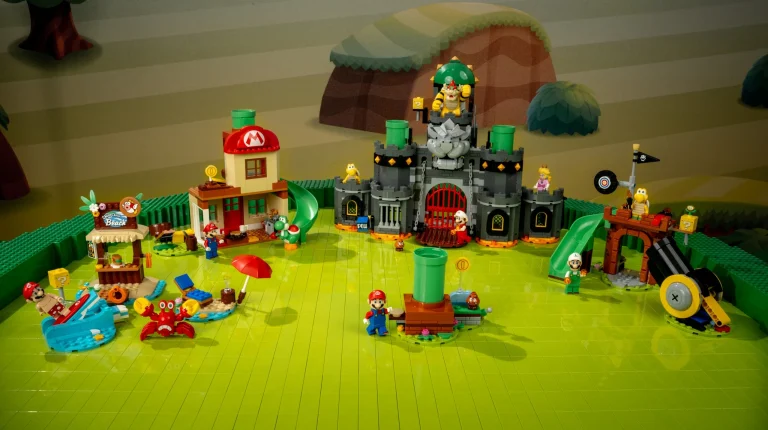 Conjunto LEGO Super Mario completo com castelo e personagens diversos.