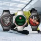Três smartwatches Huawei sobrepostos a um snowboarder na neve.