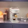 Máquina de café Philips Baristina branca numa bancada moderna.