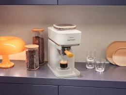 Máquina de café Philips Baristina branca numa bancada moderna.