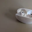 Auriculares sem fios brancos dentro da caixa de carregamento aberta.