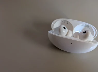 Auriculares sem fios brancos dentro da caixa de carregamento aberta.