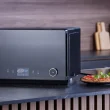 Micro-ondas Hisense preto moderno numa bancada de cozinha.