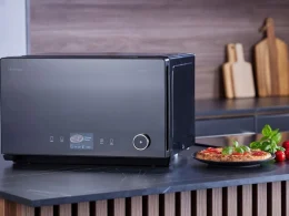 Micro-ondas Hisense preto moderno numa bancada de cozinha.