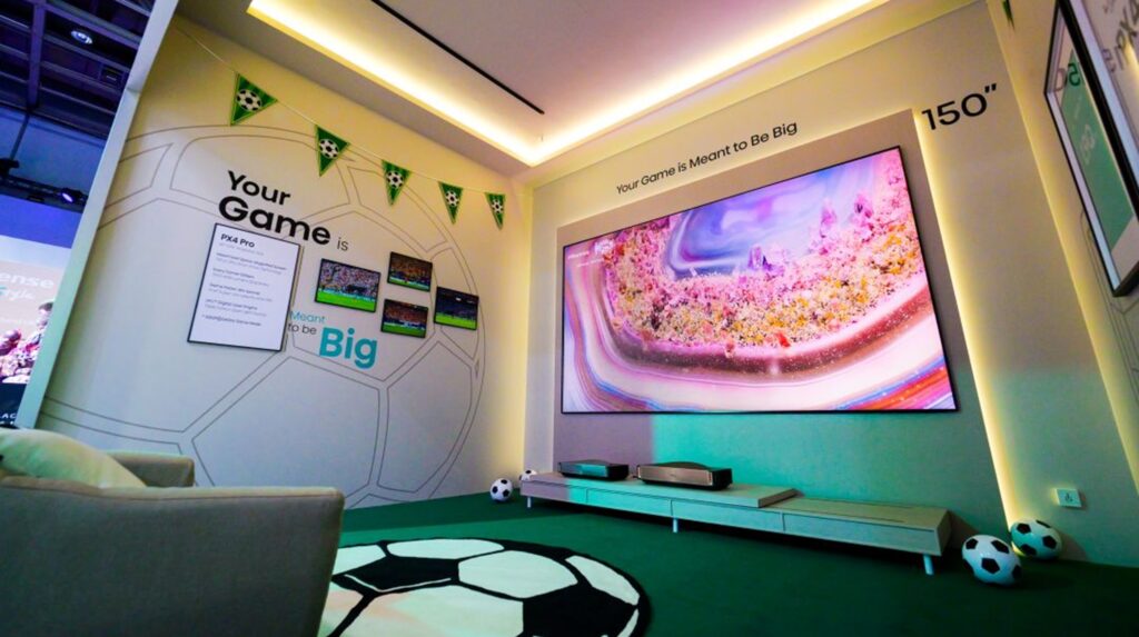 Projetor Hisense PX4 Pro num cinema em casa temático de futebol.