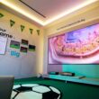 Projetor Hisense PX4 Pro num cinema em casa temático de futebol.