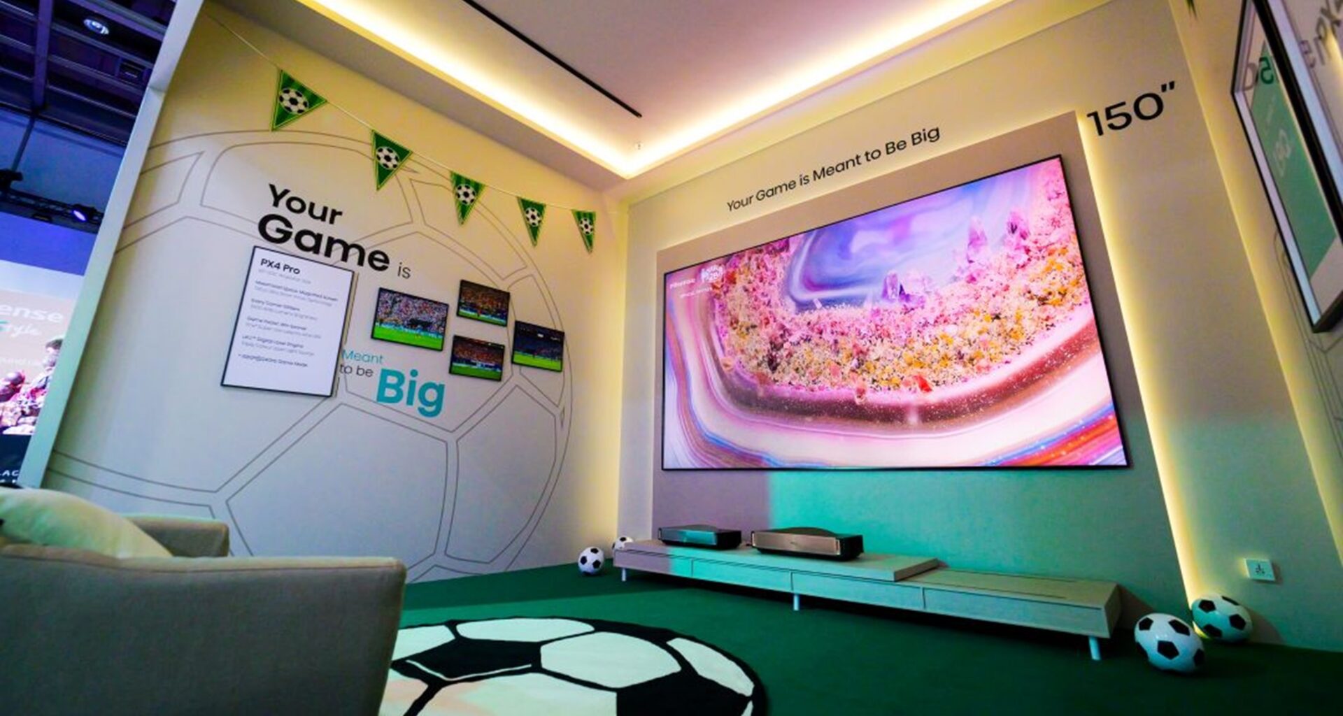 Projetor Hisense PX4 Pro num cinema em casa temático de futebol.