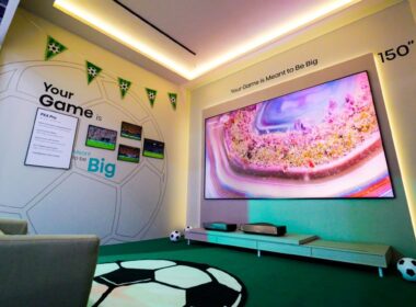 Projetor Hisense PX4 Pro num cinema em casa temático de futebol.