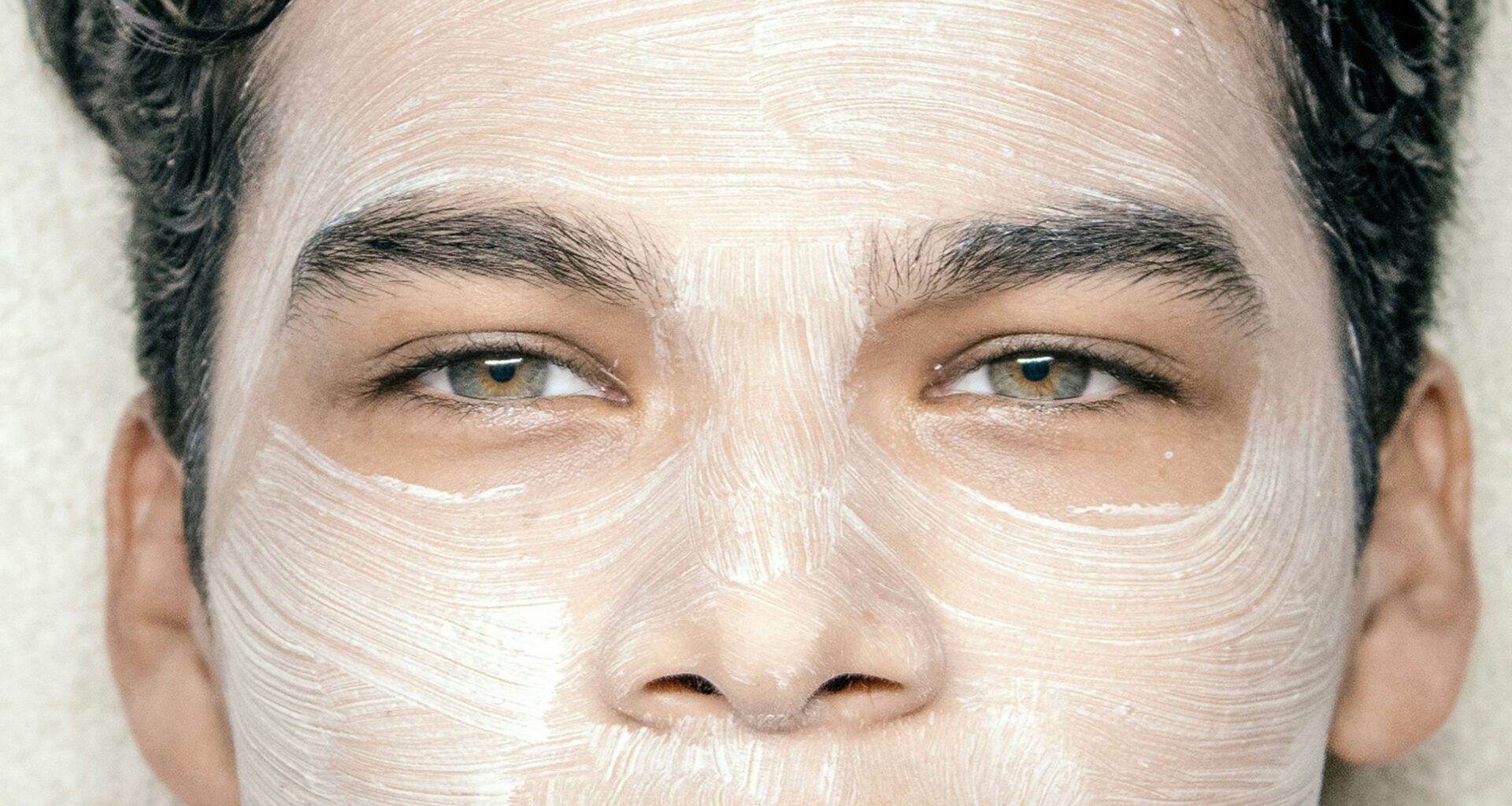 Rosto com máscara facial branca aplicada