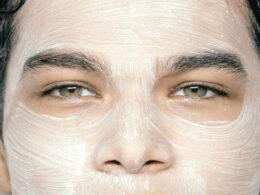 Rosto com máscara facial branca aplicada