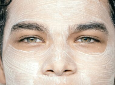 Rosto com máscara facial branca aplicada