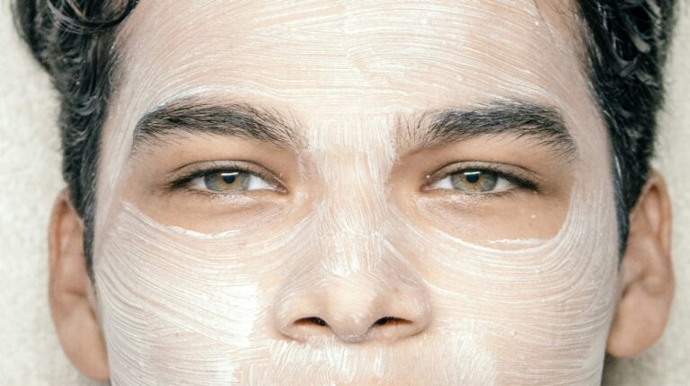 Rosto com máscara facial branca aplicada