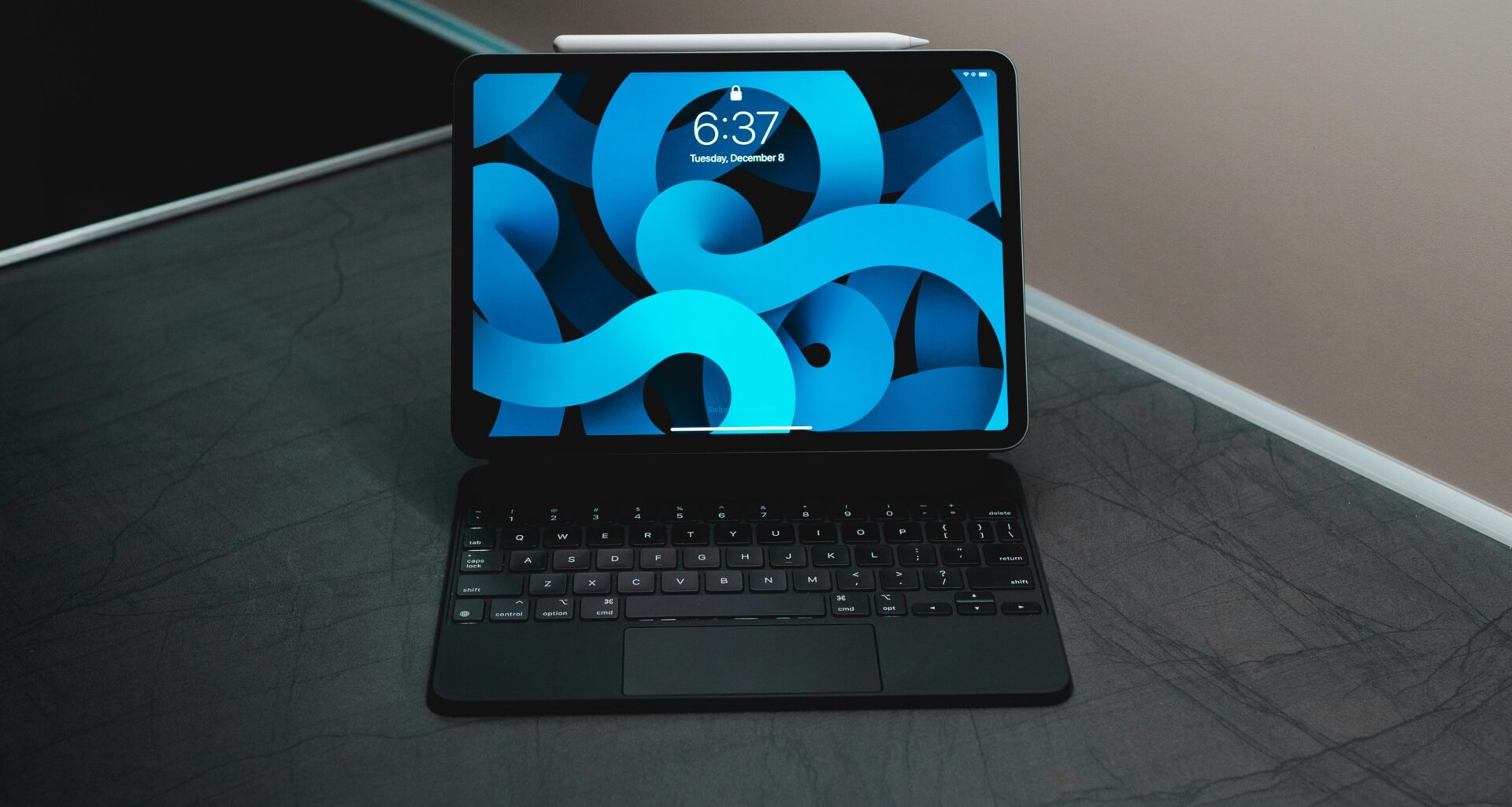 Tablet com teclado no modo suporte vertical.