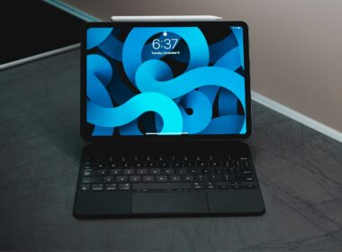 Tablet com teclado no modo suporte vertical.