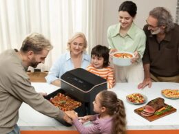 Família a preparar refeição com fritadeira elétrica.