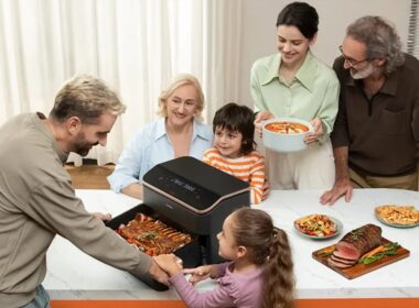Família a preparar refeição com fritadeira elétrica.