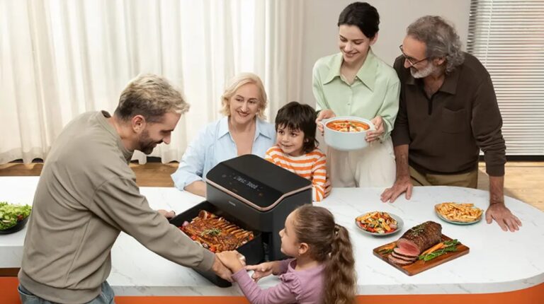 Família a preparar refeição com fritadeira elétrica.