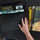 Mão sobre teclado de tablet junto a revistas Esquire.
