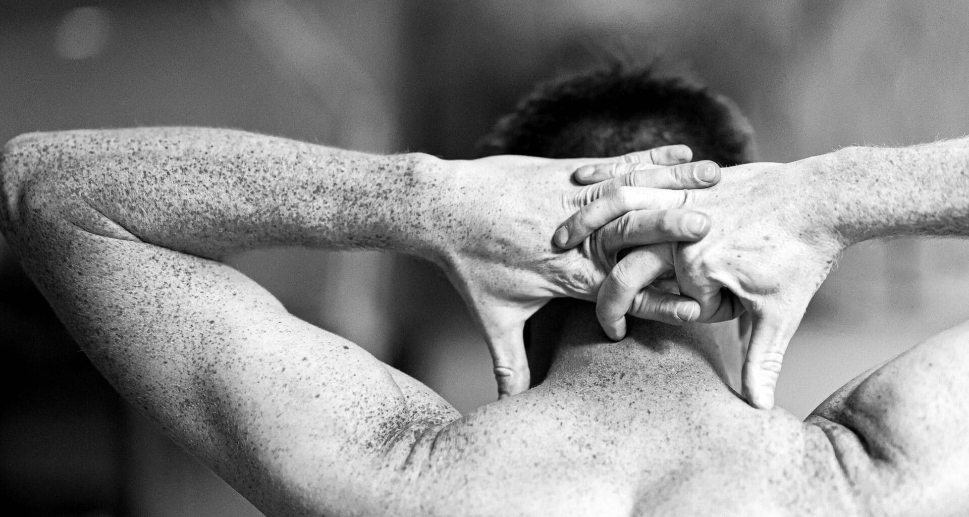 Homem a alongar braços e mãos entrelaçadas