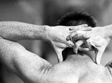 Homem a alongar braços e mãos entrelaçadas