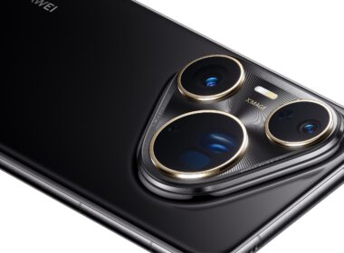 Detalhe de câmaras de um telemóvel moderno preto.